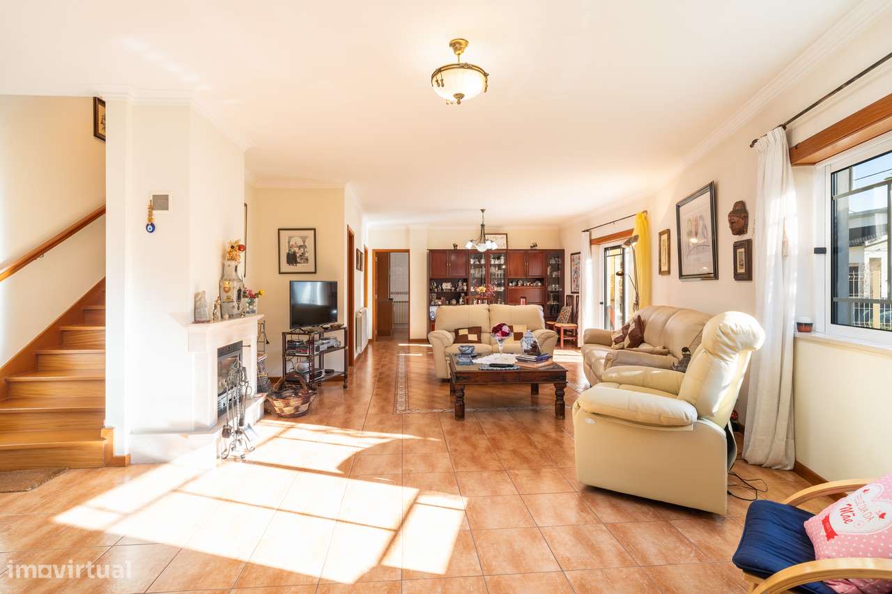 Moradia T4 com jardim, garagem e vistas urbanas-6