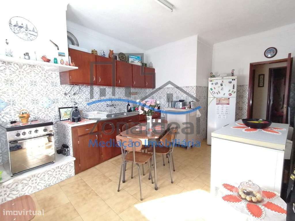 Moradia com dois pisos e logradouro, localizada em Alenquer-8