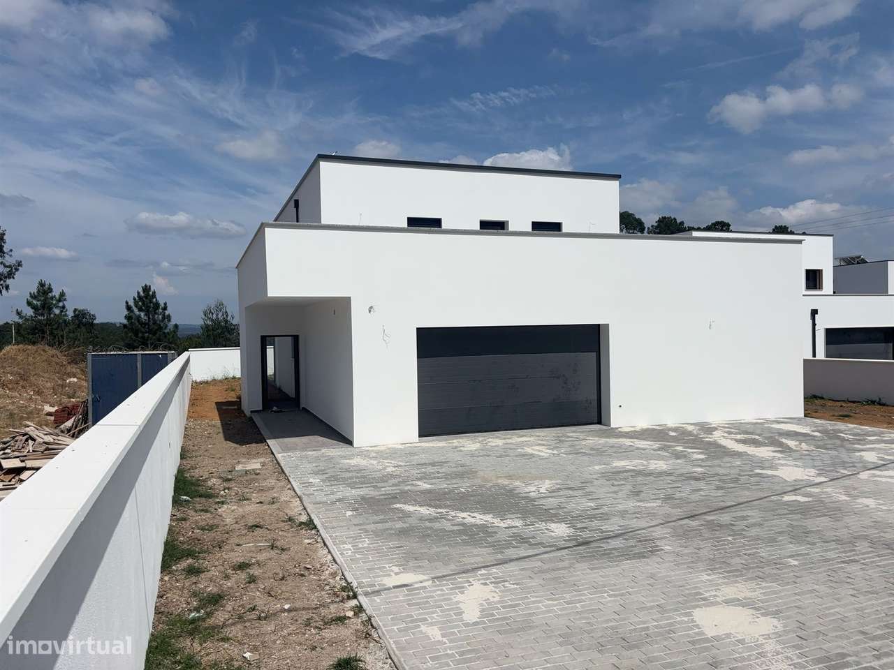 Moradia T4+1/ Terreno / Terraço / Nova / Caxarias-25