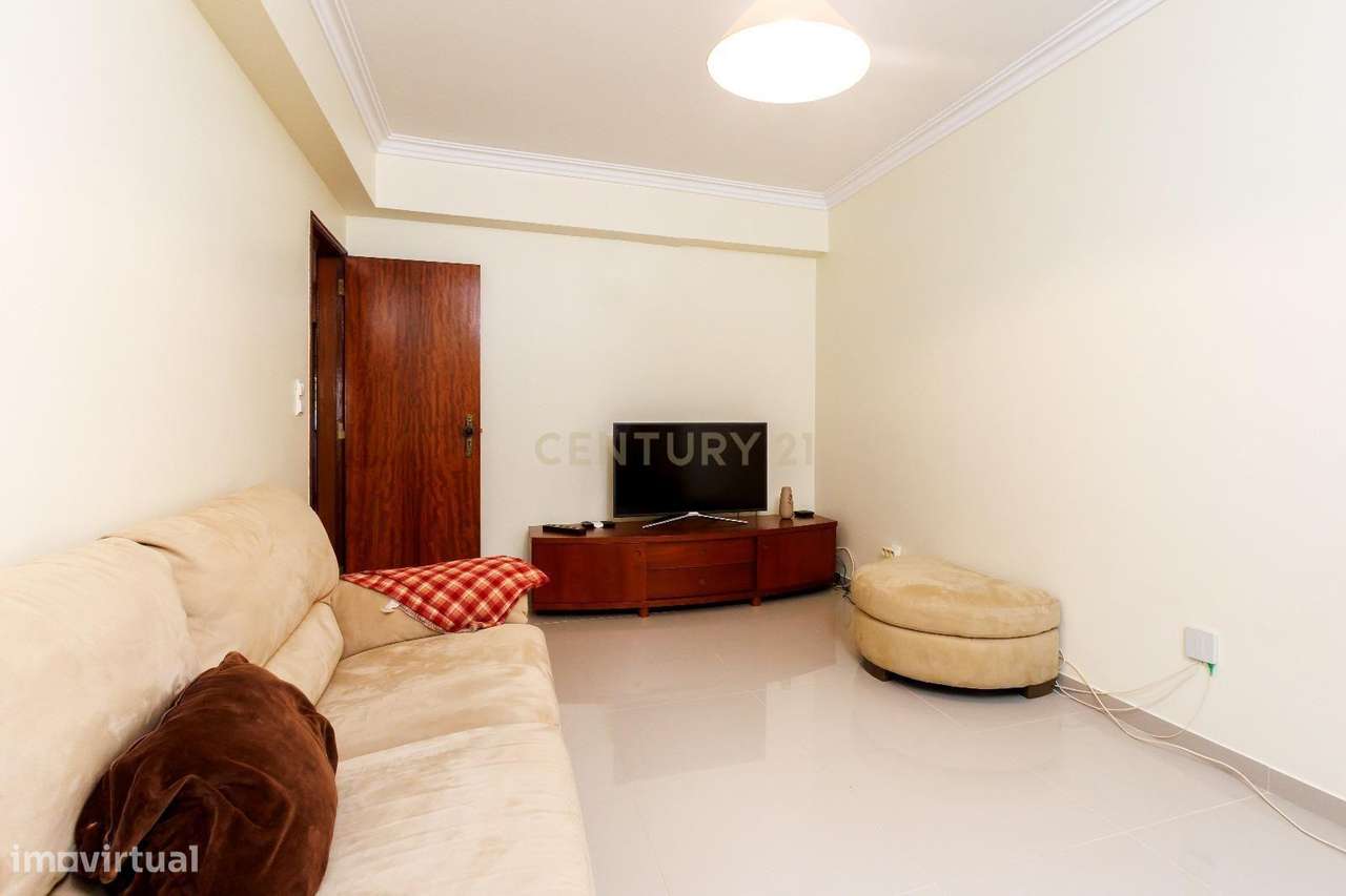T2 R/c. alto - Remodelado - Torre da Marinha-3