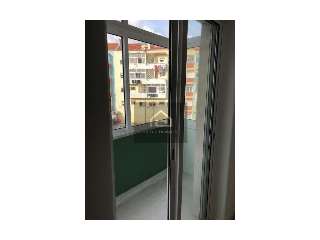 T1 Totalmente Remodelado com elevador e junto ao Metro - Reboleira!-31