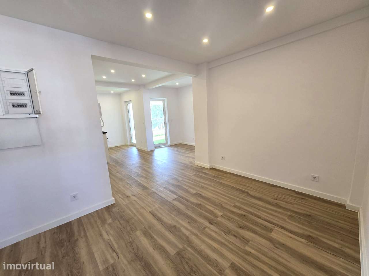 Apartamento T2 Remodelado com Varanda - Queluz-15