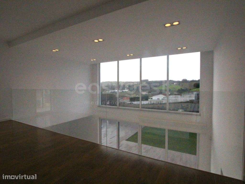 Moradia T4 Contemporânea com Piscina Aquecida na Lourinhã Elegância... - Grande imagem: 4/23