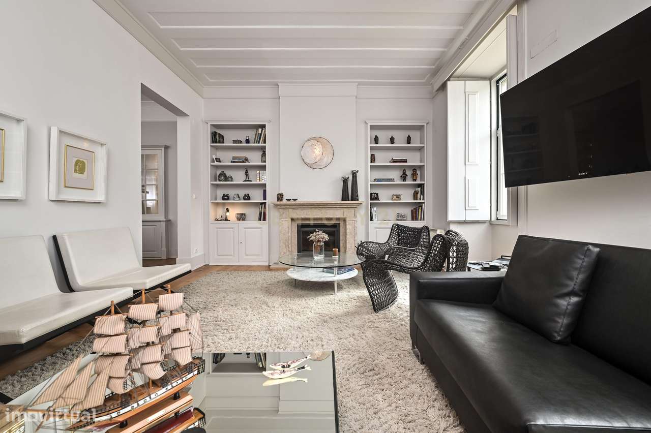 Exclusivo apartamento T4 com estacionamento privado na Baixa, junto ao-6