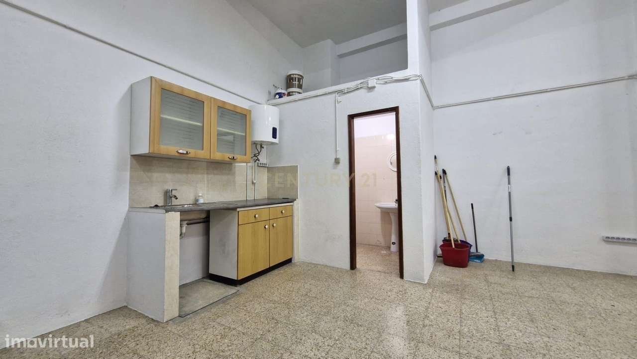 Garagem renovada bem localizada-9