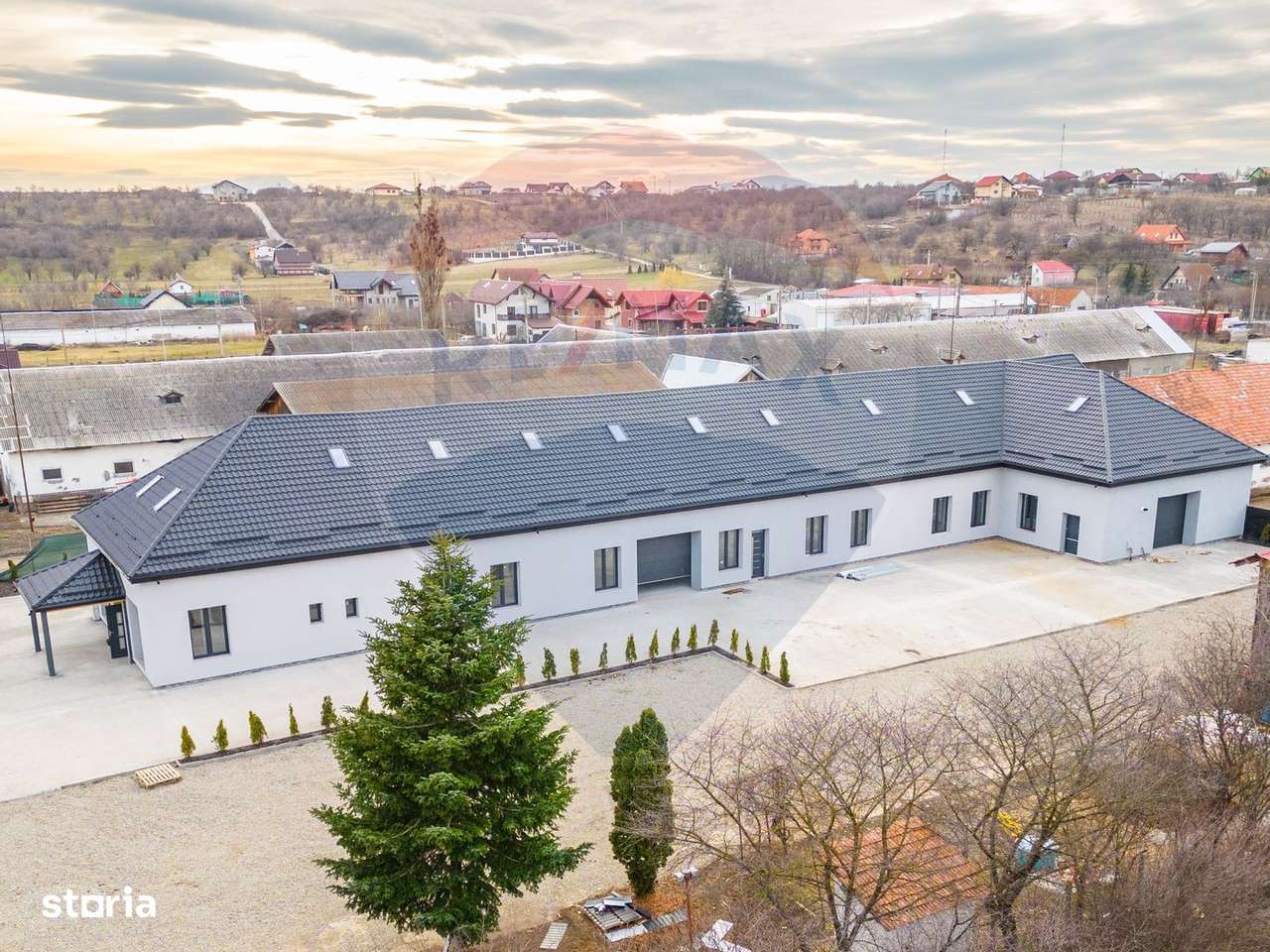 COMISION 0 | Hala moderna si incalzita | curte betonata | 2 niveluri | - Imagine principală: 2/9