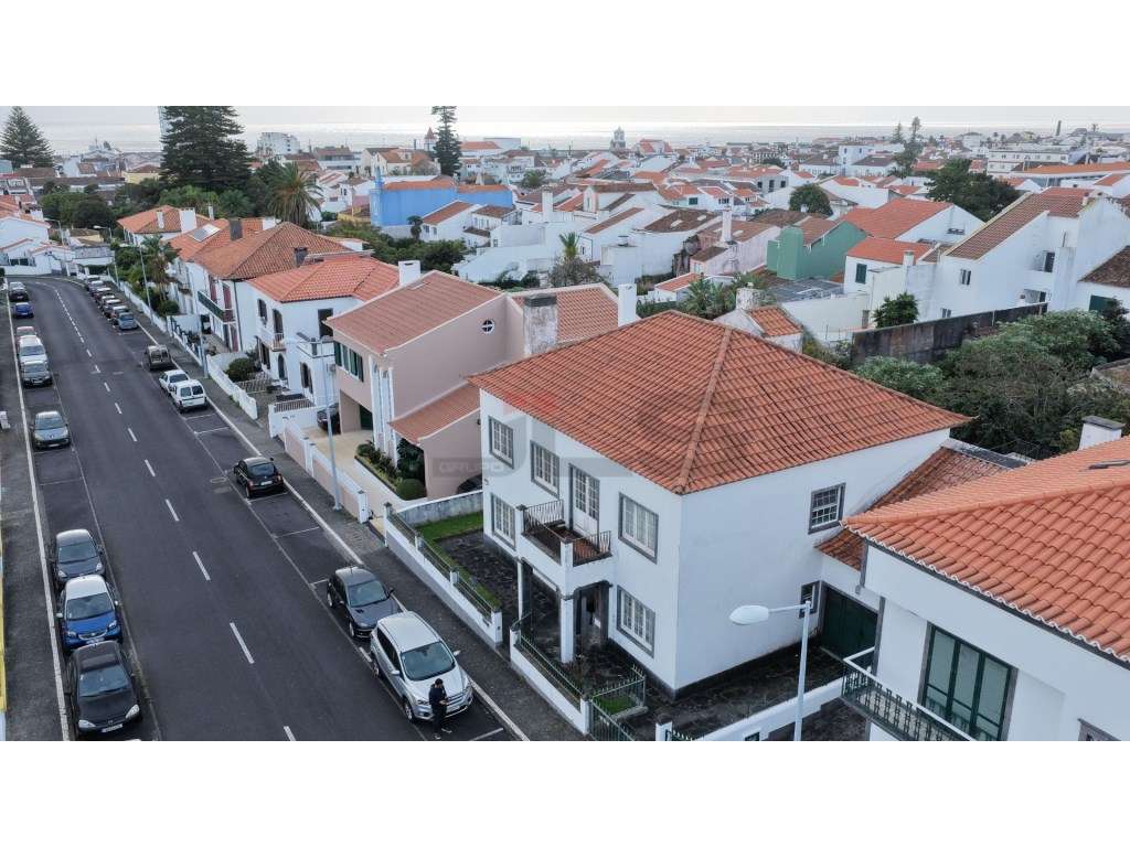 Moradia V6 Isolada no Centro de Ponta Delgada-33