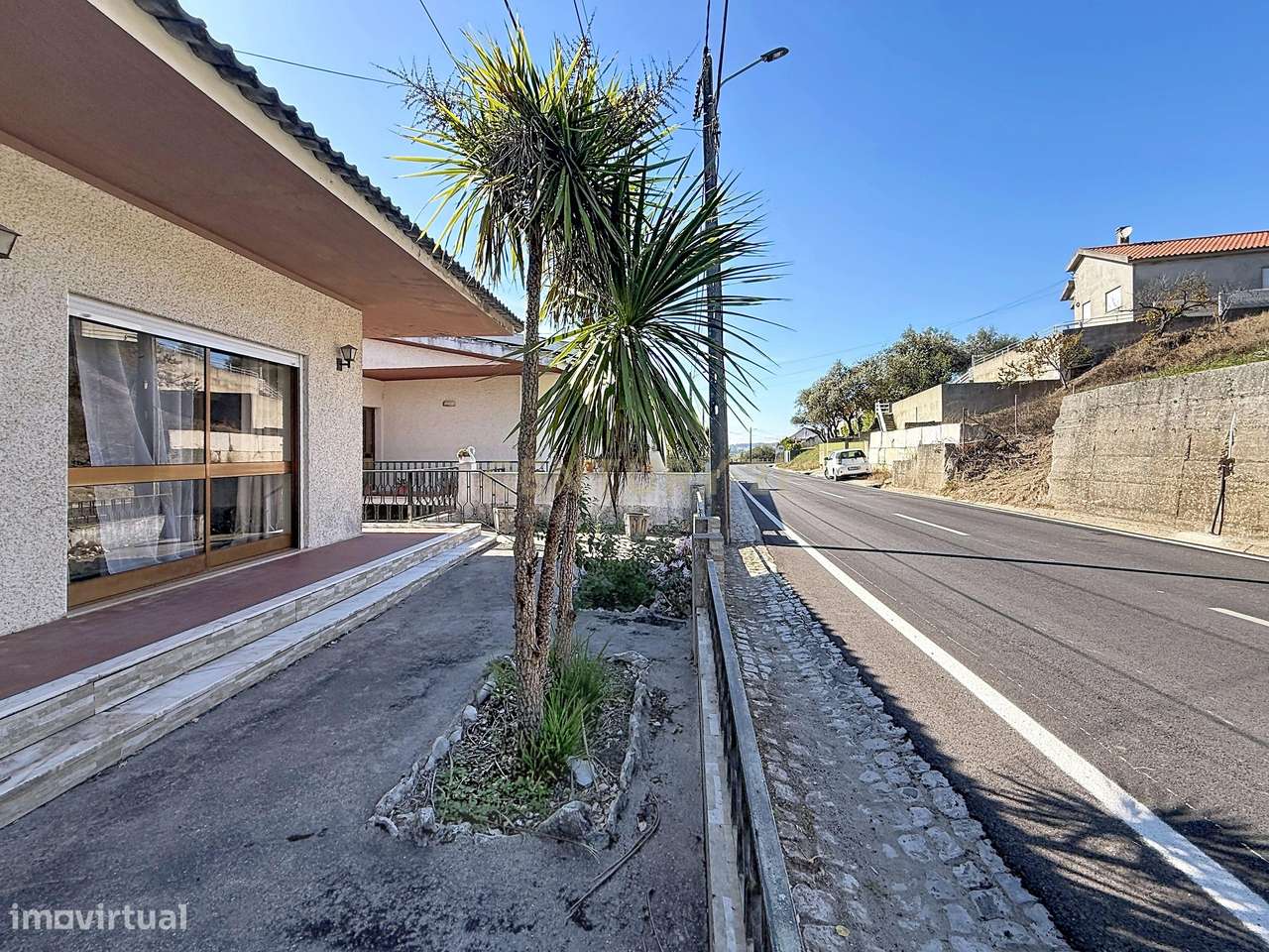 Moradia Espaçosa com 5 Quartos, Garagem Dupla e Vistas Deslumbrantes s-58