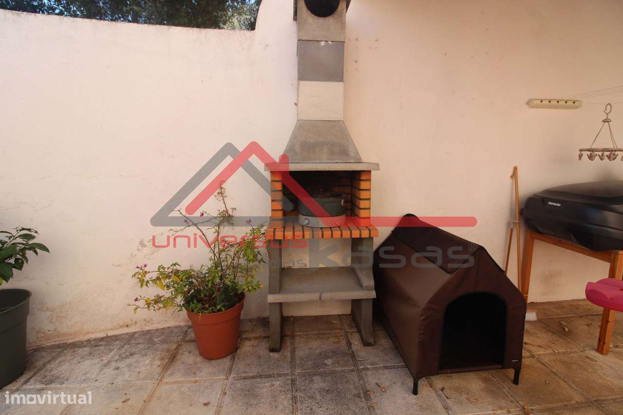 Moradia em Banda V4 com Jardim e Estacionamento na Quinta do Anjo-18