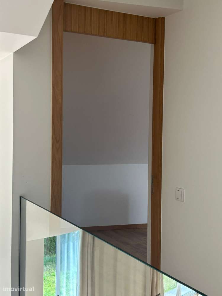 Moradia Bifamiliar R/chão e 1ºandar, Semi Nova Com Despesas Incluidas - Grande imagem: 4/14