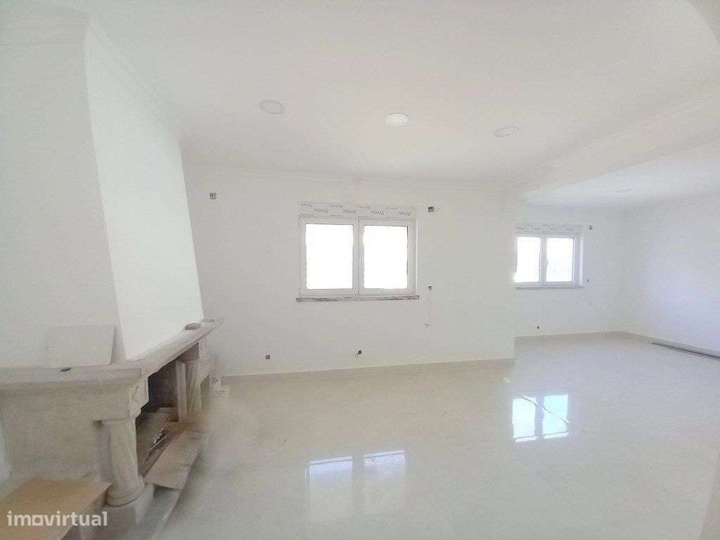 Vivenda Remodelada em Foros de Amora-3