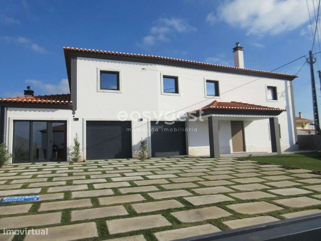 Moradia Bifamiliar T4 + T2 de excelente qualidade a 2,5 km da praia. - Grande imagem: 3/39