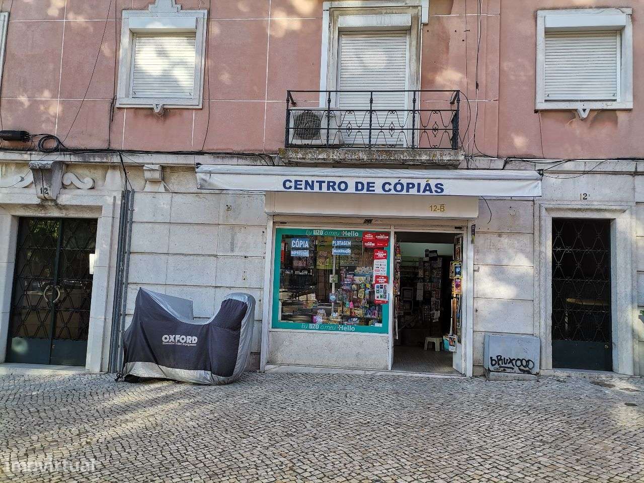 Papelaria Tabacaria em funcionamento, passagem de peões,e transportes-6