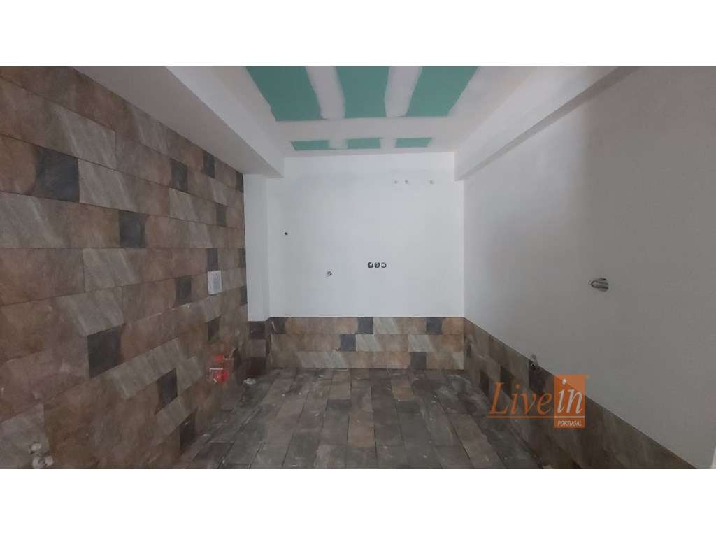 Quinta com Moradia T4 Isolada na Azueira em Mafra-32