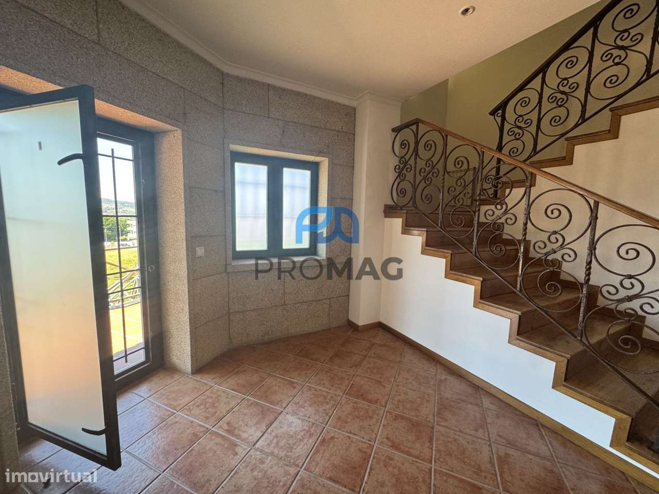 Espaço, luz e conforto em MORADIA T5 - AMARANTE-16