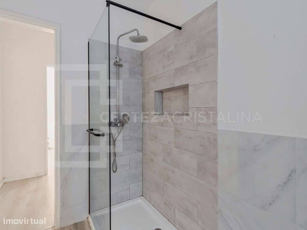 Apartamento T2 com logradouro no coração de Almada-17