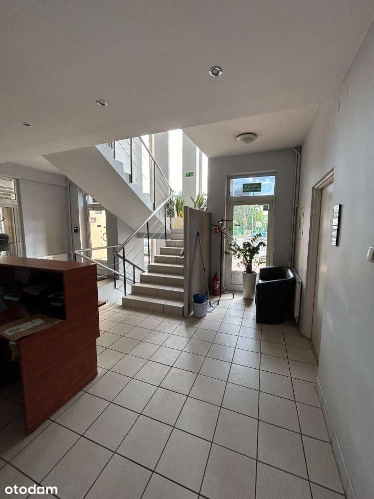 Niezależny Budynek Biurowy na Sprzedaż-3