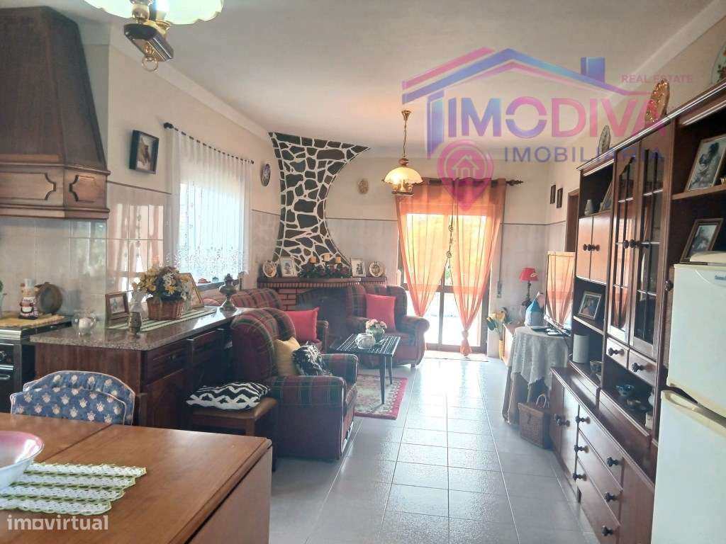 Moradia térrea T4, com churrasqueira e jardim em Arega-11