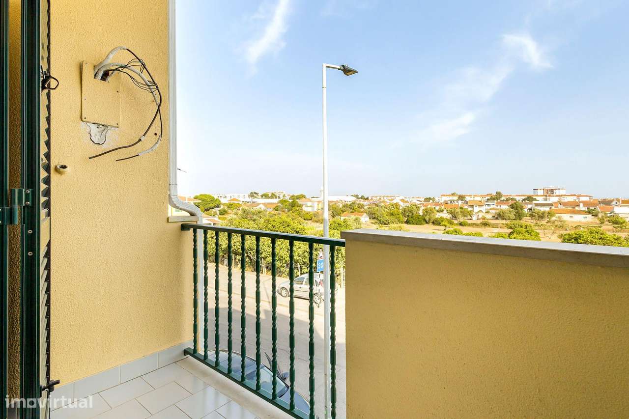 Moradia em Banda T3+1 com quintal e garagem em Zona Tranquila – Bacelo-21