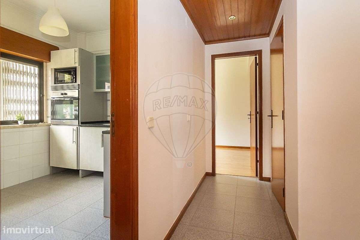 Apartamento T2 com Arrecadação em Paio Pires-26