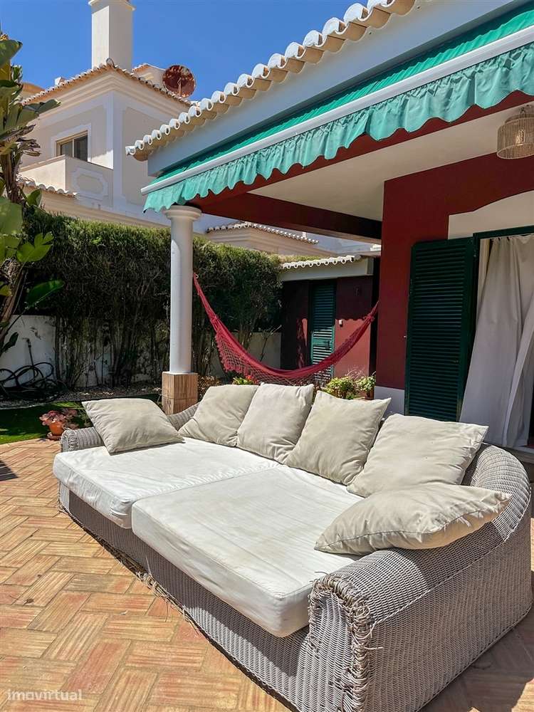 Moradia T5 com piscina e jardim a poucos metros da Praia do Alemão – A-5