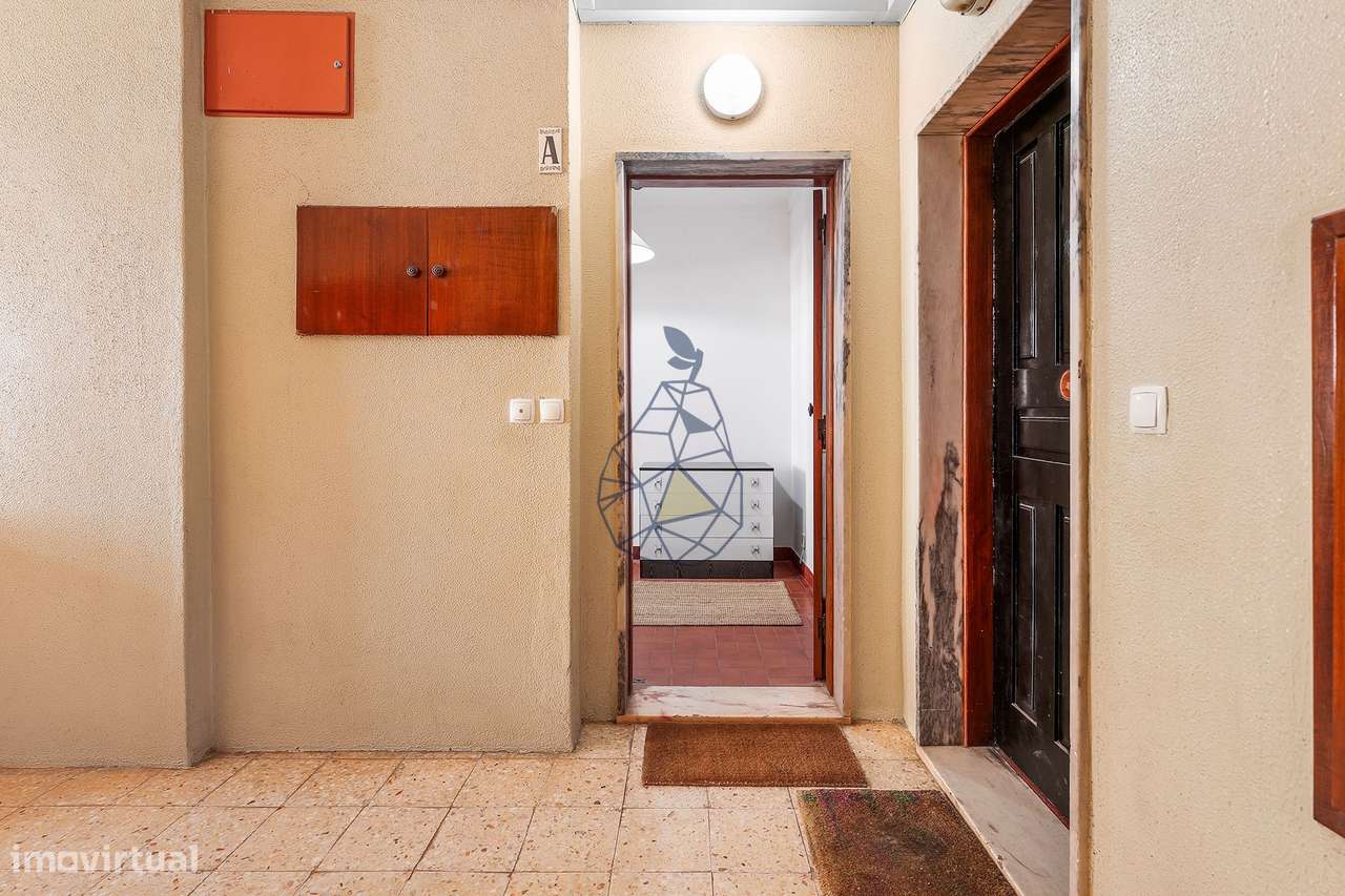 Apartamento T2 com Garagem e Elevador — Portimão-32