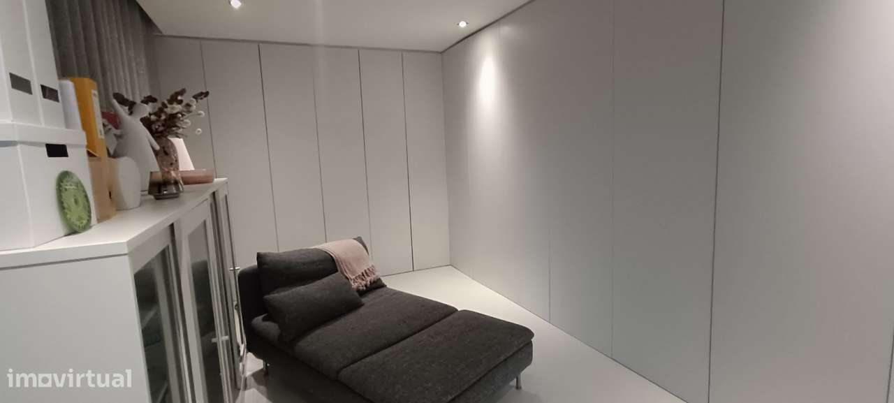 Moradia T5 de Luxo com Piscina e Garagem-11