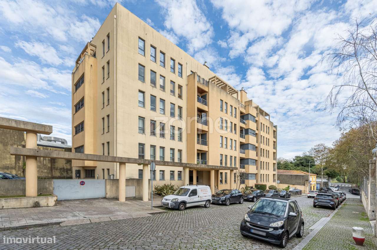 Apartamento T2 com garagem para arrendamento na rua do Aleixo, Porto - Grande imagem: 1/20