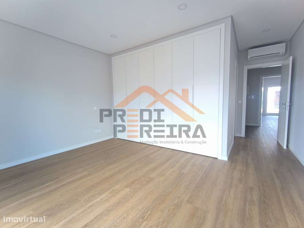 T2 com box, situado em Santo António dos cavaleiros. - Grande imagem: 5/19