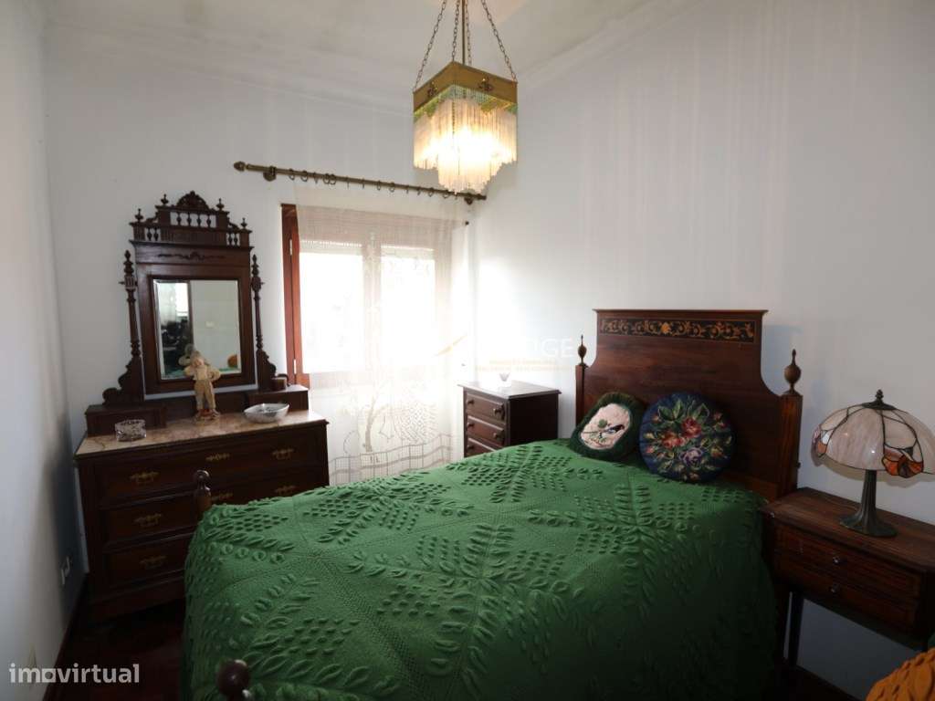 Moradia no Centro de Mafra com 2 Pisos e 2 Garagens.-19