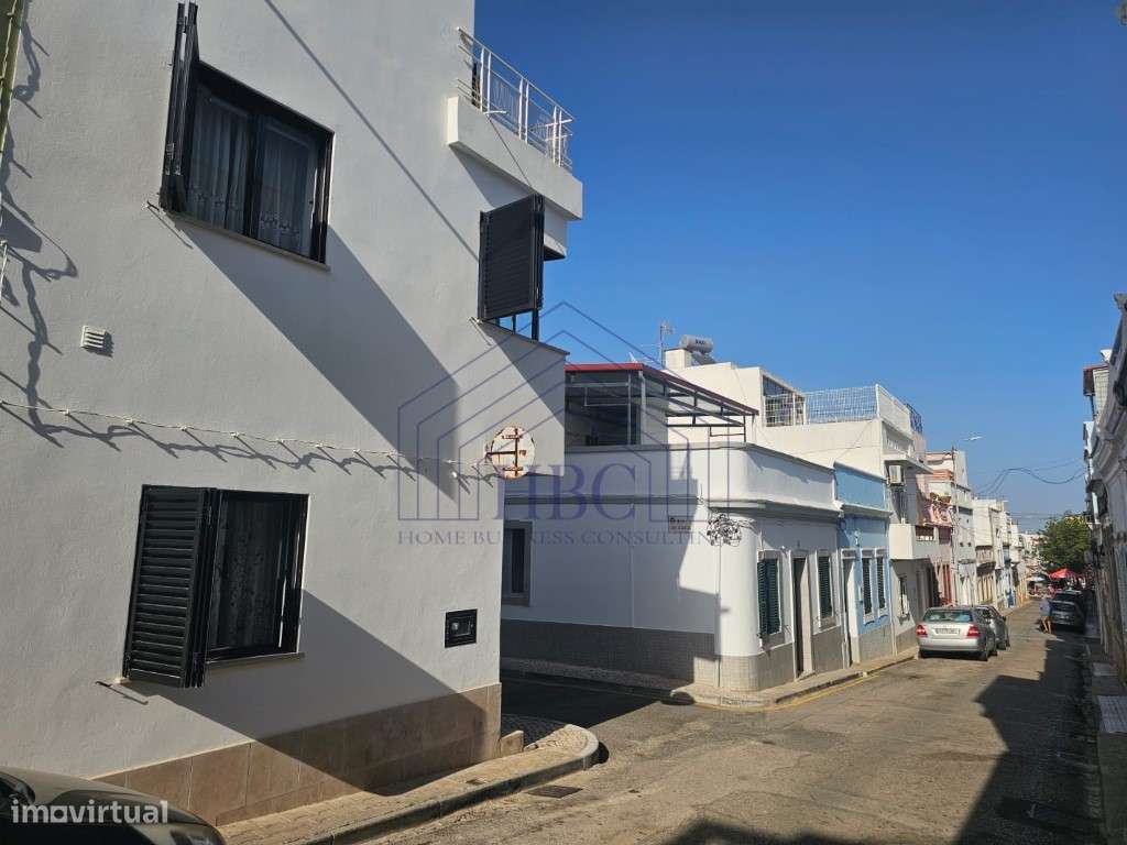Moradia T3 de três andares no centro da Fuseta-23