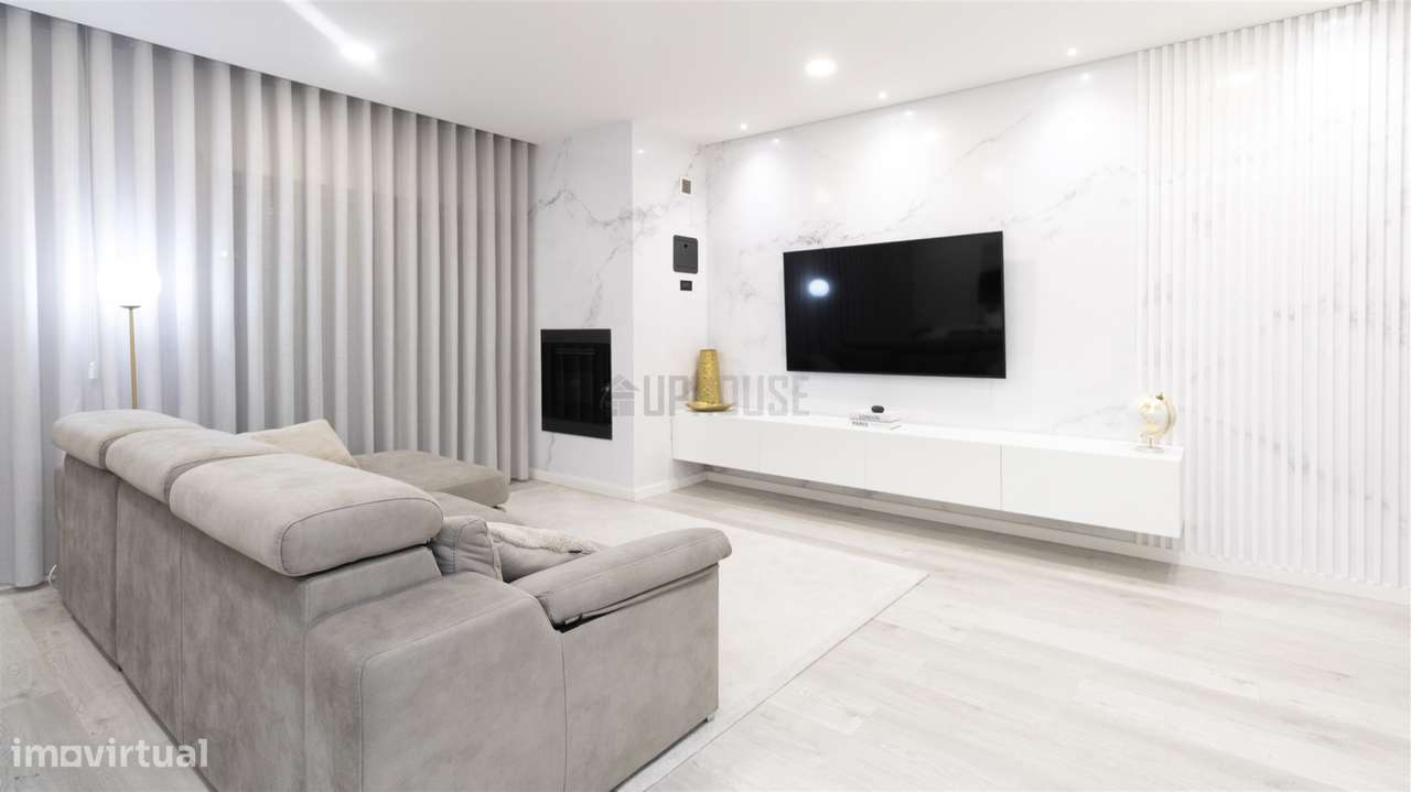 Apartamento T3 com Terraço de Excelência - Junto à Cidade-1