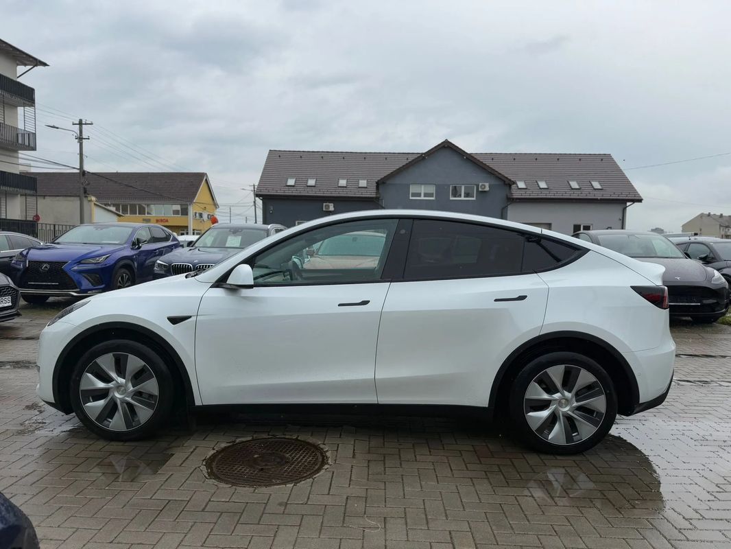 Tesla Model Y Long Range Dual Motor AWD - 26