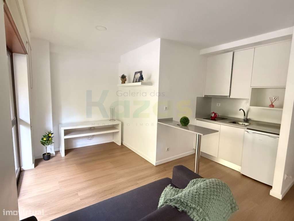 Escritório adaptado para T0 - Garagem - Av. Marquês de Pombal - Leiria-3