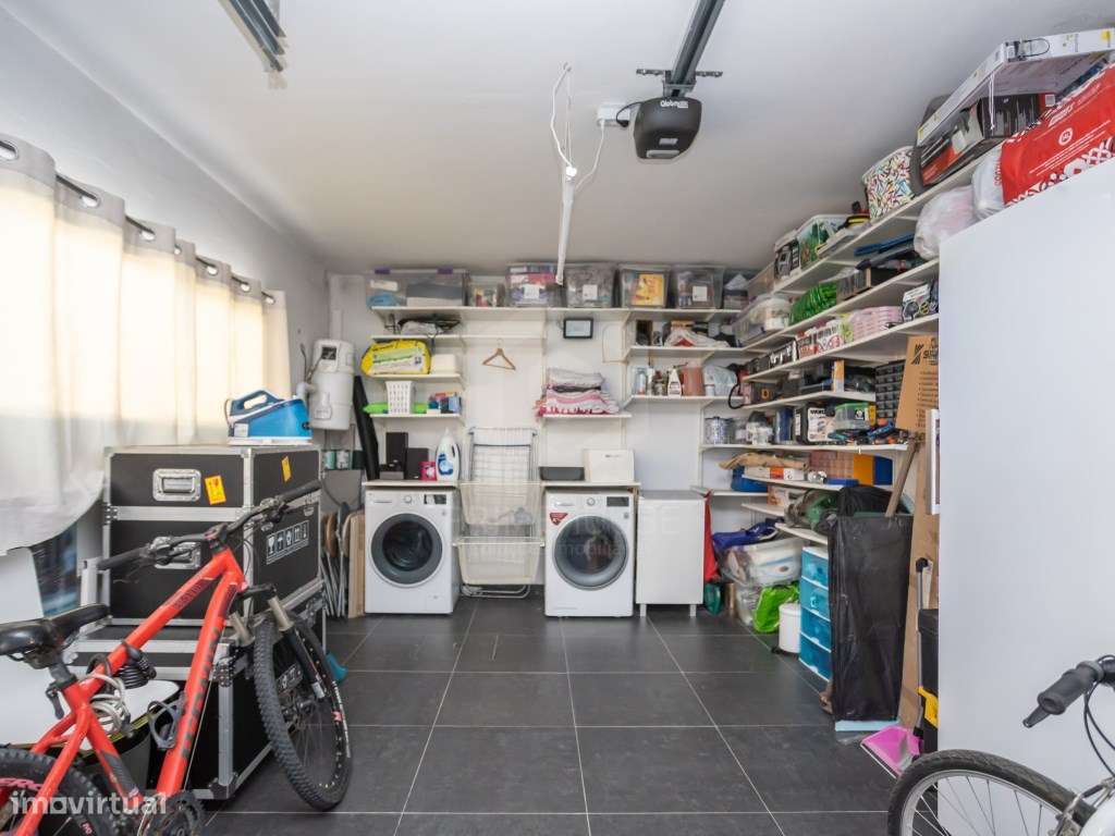 Moradia Isolada T4 com Piscina, Garagem e Acabamentos Premium-44