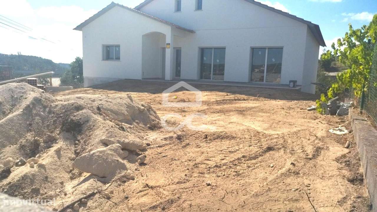 Moradia de rés do chão e 1º andar, em lote de terreno individual em zo-0