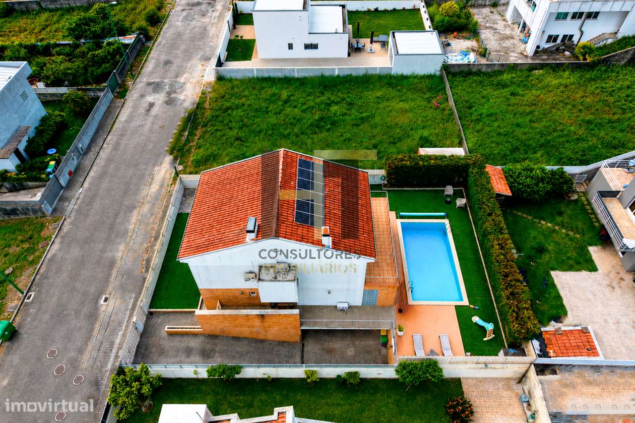 Moradia T3 | 4 Frentes | Piscina, Suite c/ Closet, Garagem 3 Carros |-56