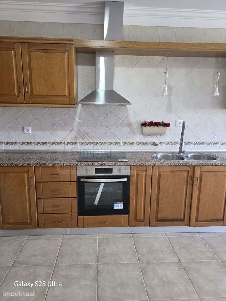 Moradia T4 com piscina e 900 m² de terreno na Quinta da Serralheira,-26