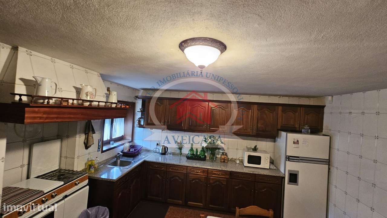 Moradia isolada T5 em bom estado com quintal e garagens - Grande imagem: 5/36