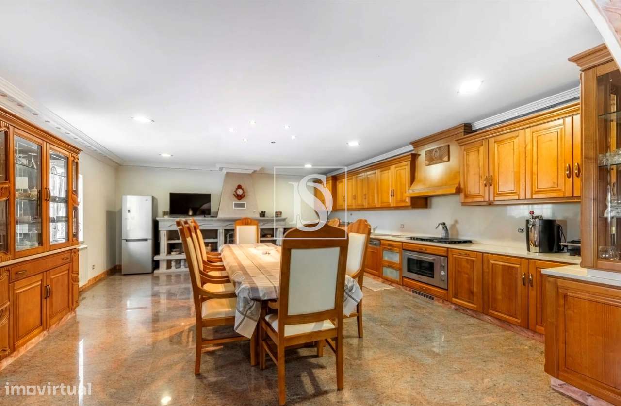 Moradia Independente T6 com 6 suítes e Piscina-8