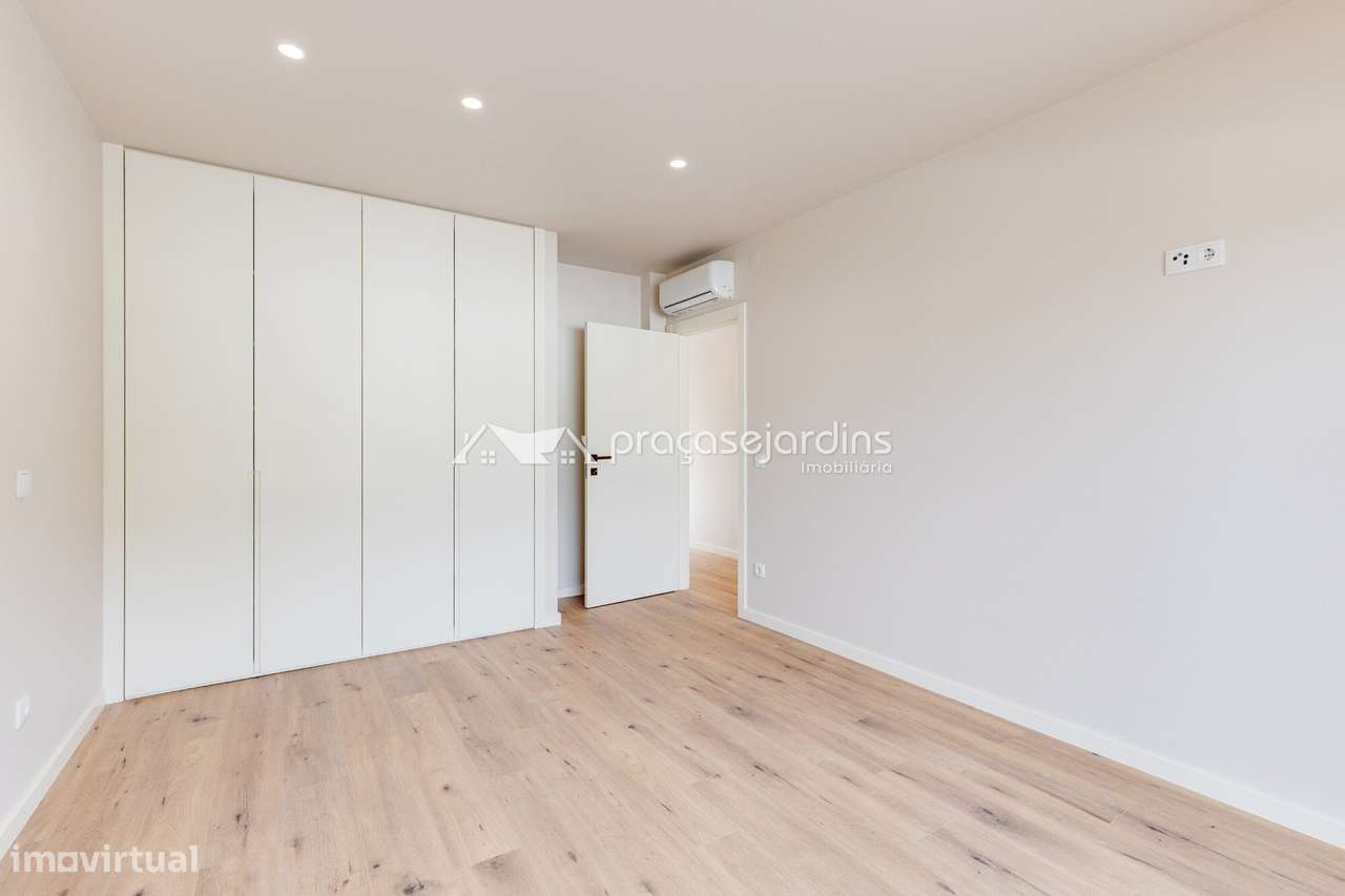 Moradia T3 de Arquitetura Moderna com Jardim e Garagem-16