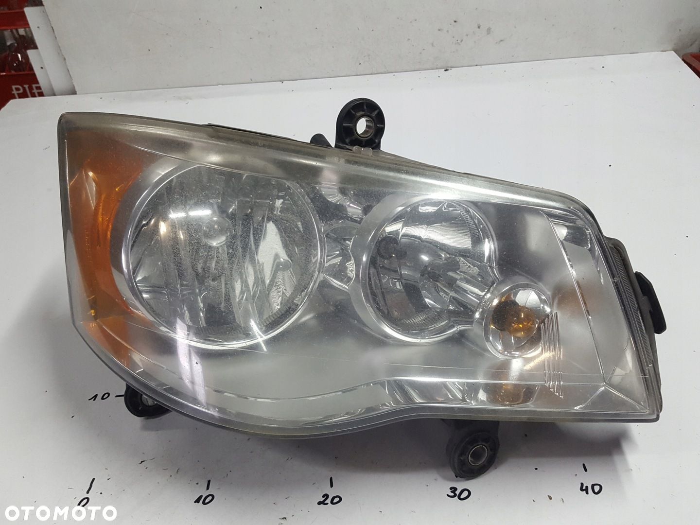 CHRYSLER GRAND VOYAGER V 08-10r LAMPA PRAWA PRZÓD ANGLIK - 1