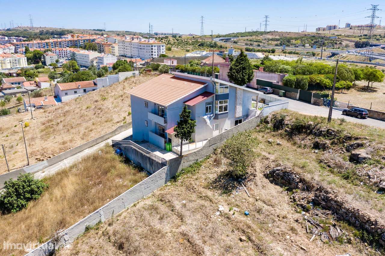 Moradia Espaçosa com Terreno, Vista Desafogada e Excelente Conforto-21