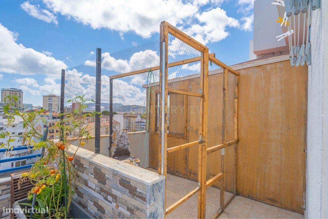 Apartamento Único com 268m2 no Último Andar com Terraço Extraordinário-34