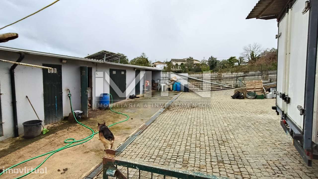 Terreno murado com construção - 2100m2-27