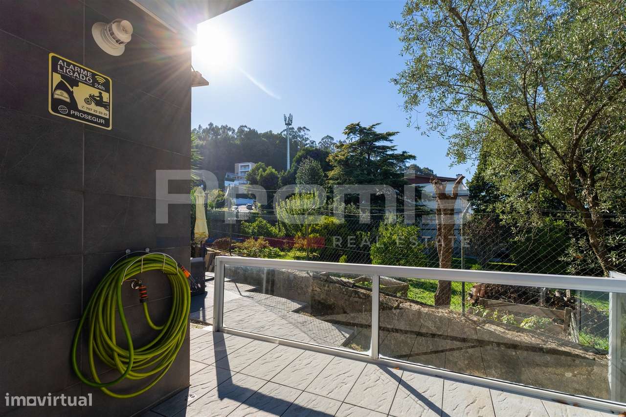 Moradia T5, com jardim e garagem para 4 carros, em Vila Nova de Gaia-17