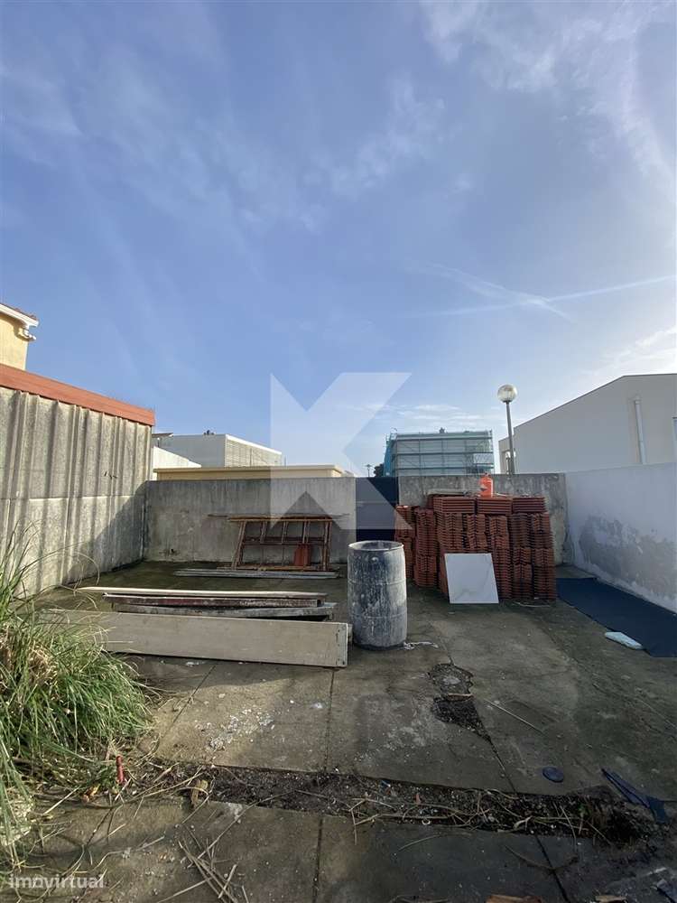 Moradia T2 à beira mar para remodelar-18