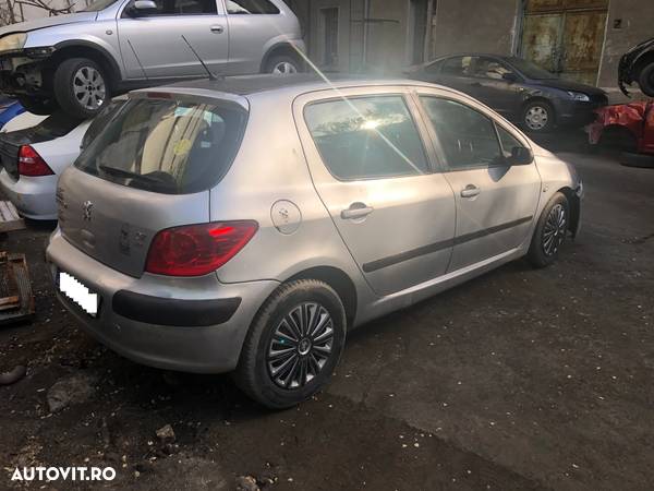 Dezmembrez Peugeot 307 1.6 HDI gri facelift 2006 - 13