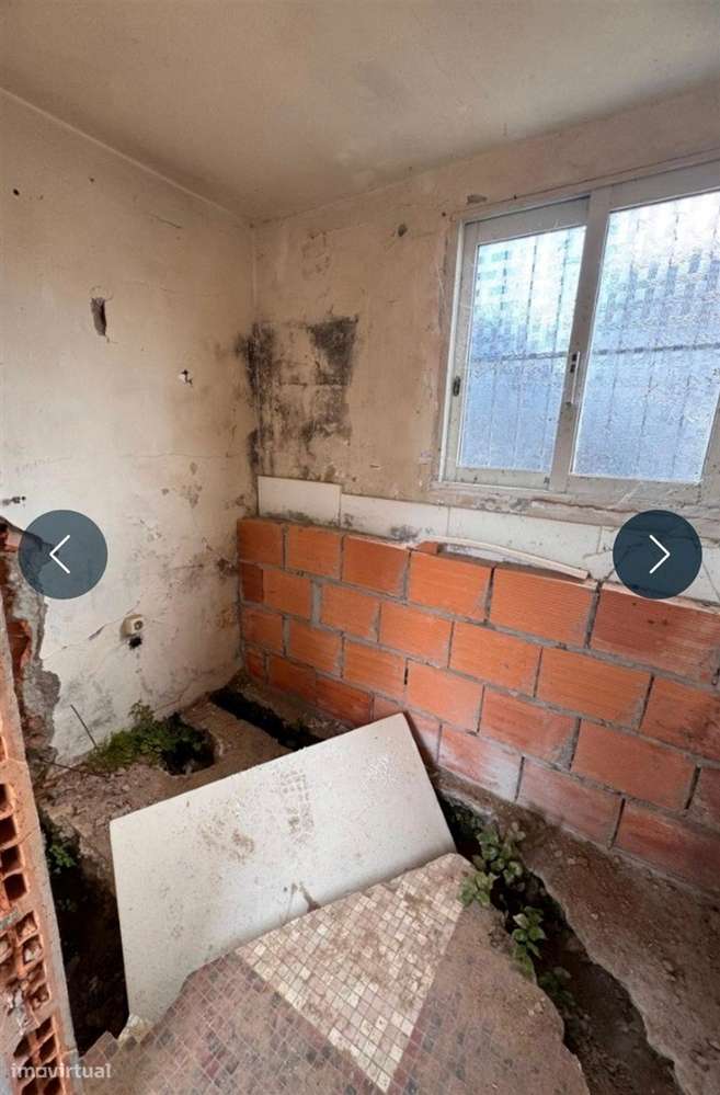 Prédio com 3 Habitações, Garagem e Terreno em Grijó-9