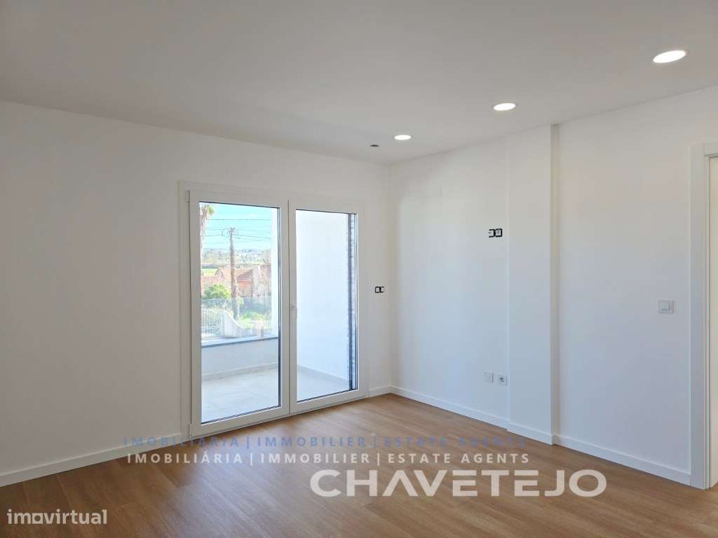 Moradia T4 Moderna c/ Garagem, estilo e Conforto a um Passo de Tomar-41